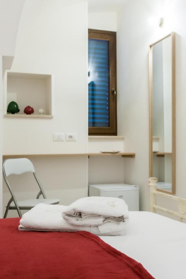 Suite Dante - Typical Apulian Rooms Чистернино Экстерьер фото